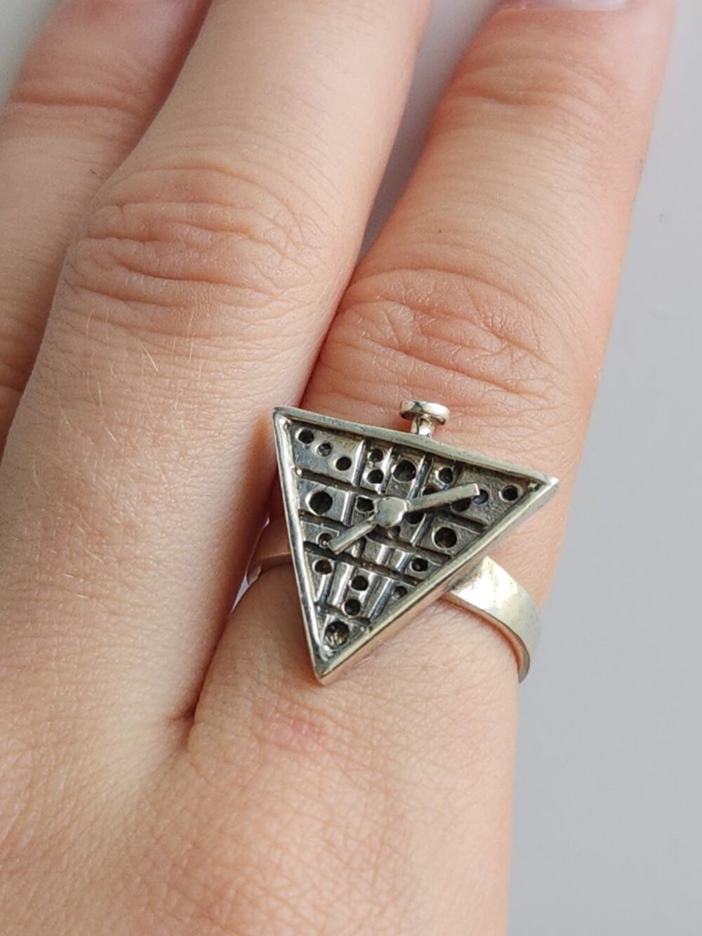 Vintage sterling silver 80s funky sci-fi style triangular clock ring - Picture 2 of 12
